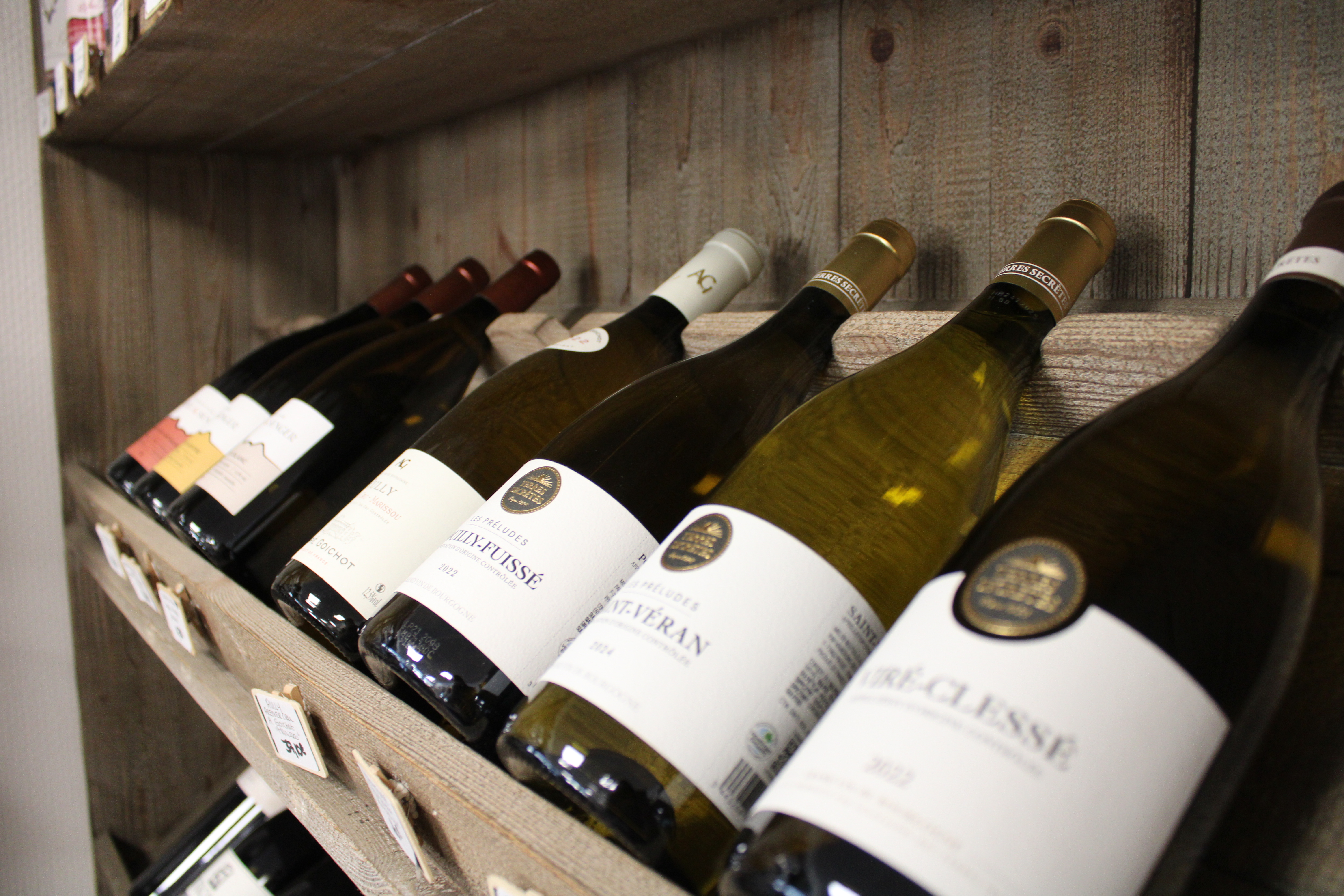 Bouteilles de vin exposées dans une boutique